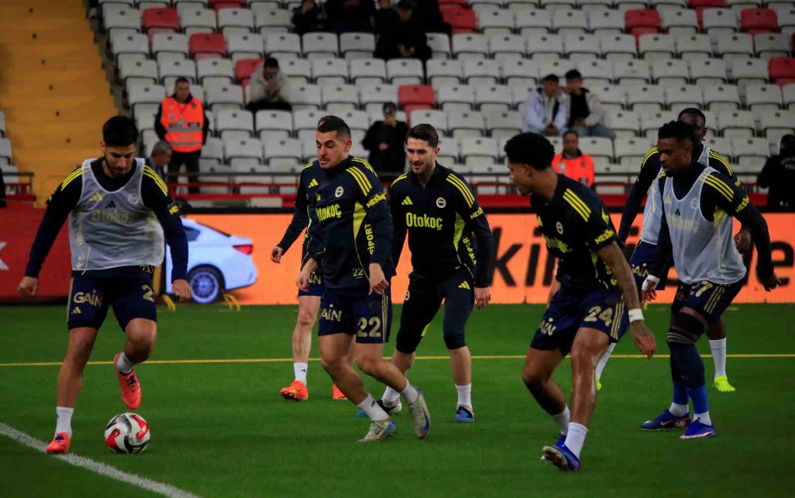 Fenerbahçe’den Antalyaspor maçında 5 değişiklik
Fenerbahçe’den Antalyaspor maçında 5 değişiklik