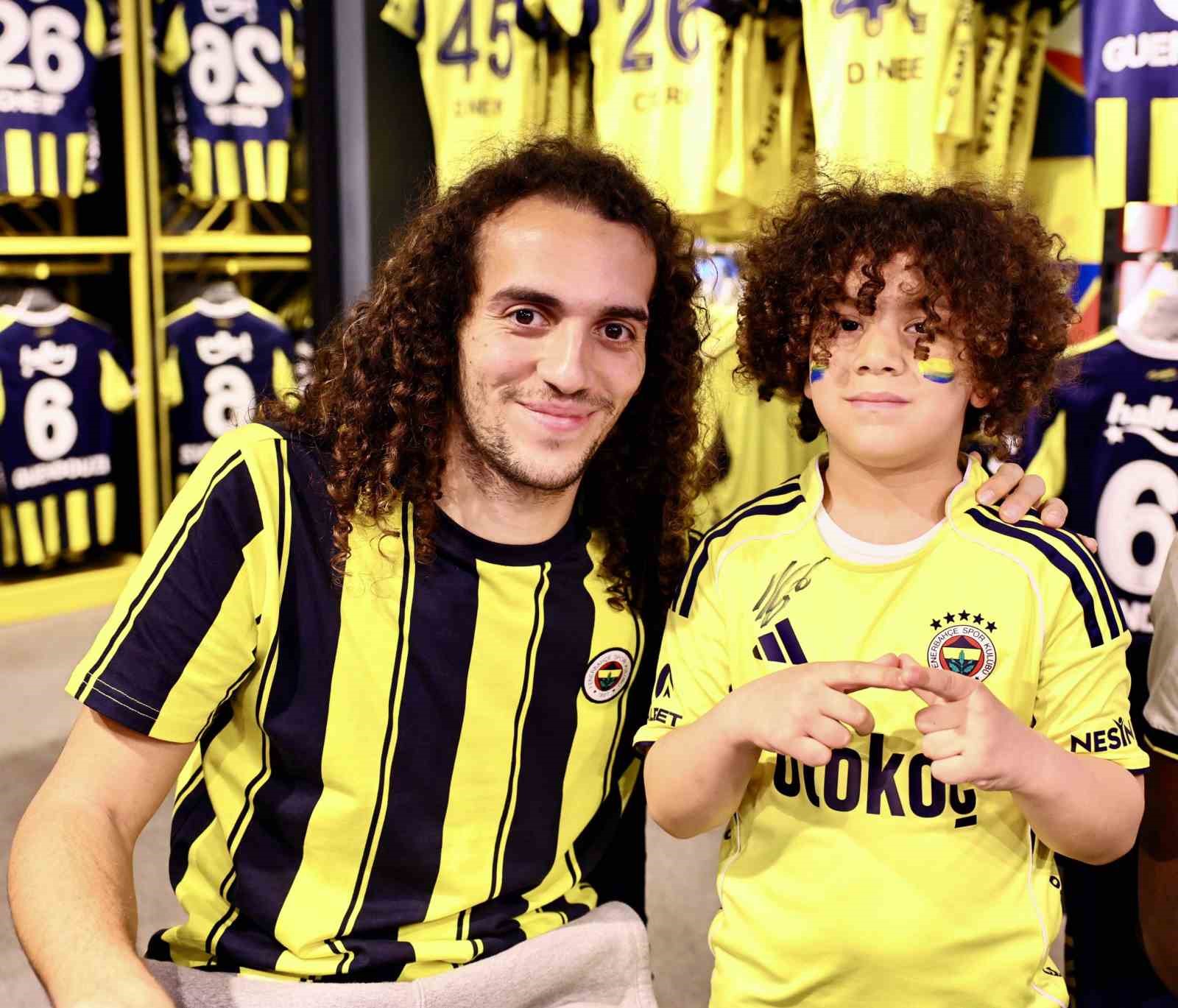 Fenerbahçeli futbolcular Guendouzi, Nene ve Cherif, taraftarlarla buluştu
