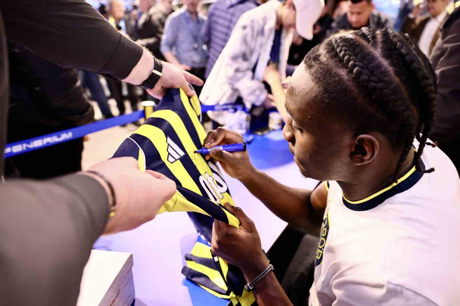 Fenerbahçeli futbolcular Guendouzi, Nene ve Cherif, taraftarlarla buluştu
