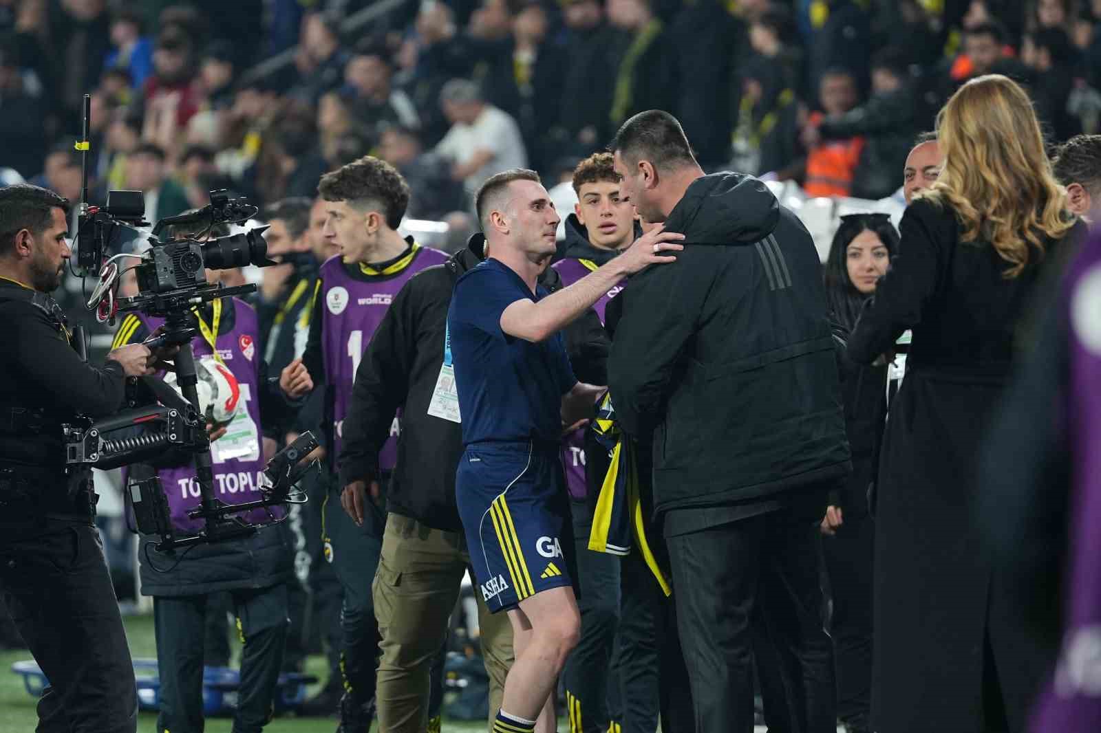 Fenerbahçeli futbolculardan derbi galibiyeti coşkusu
