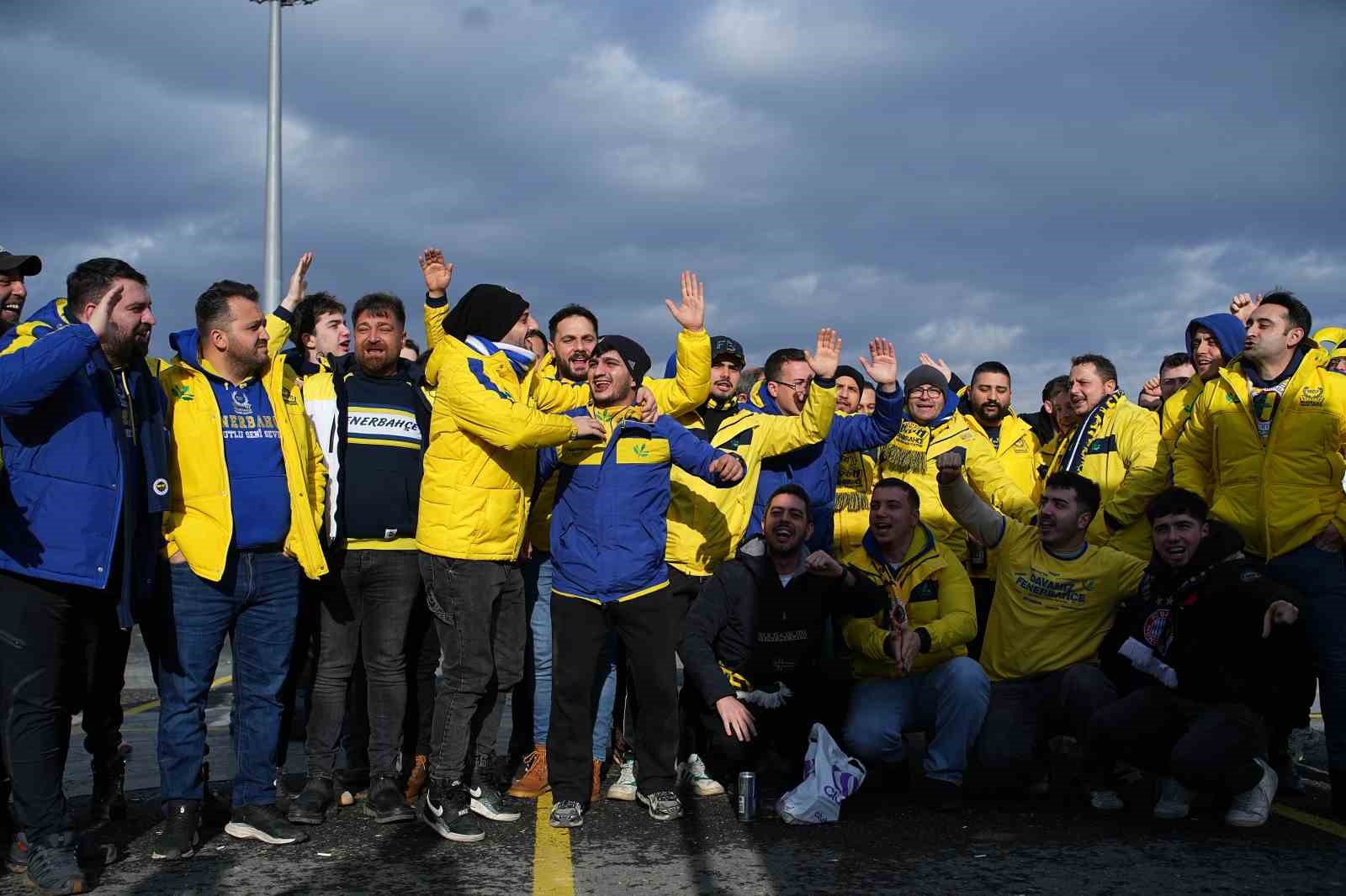 Fenerbahçeli taraftarlar Süper Kupa finali için stada geldi
