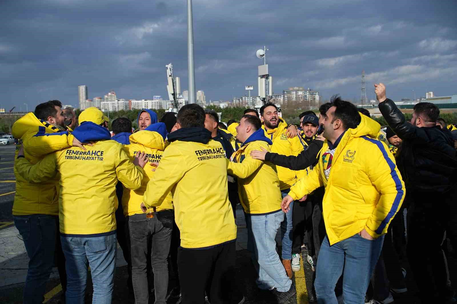 Fenerbahçeli taraftarlar Süper Kupa finali için stada geldi
