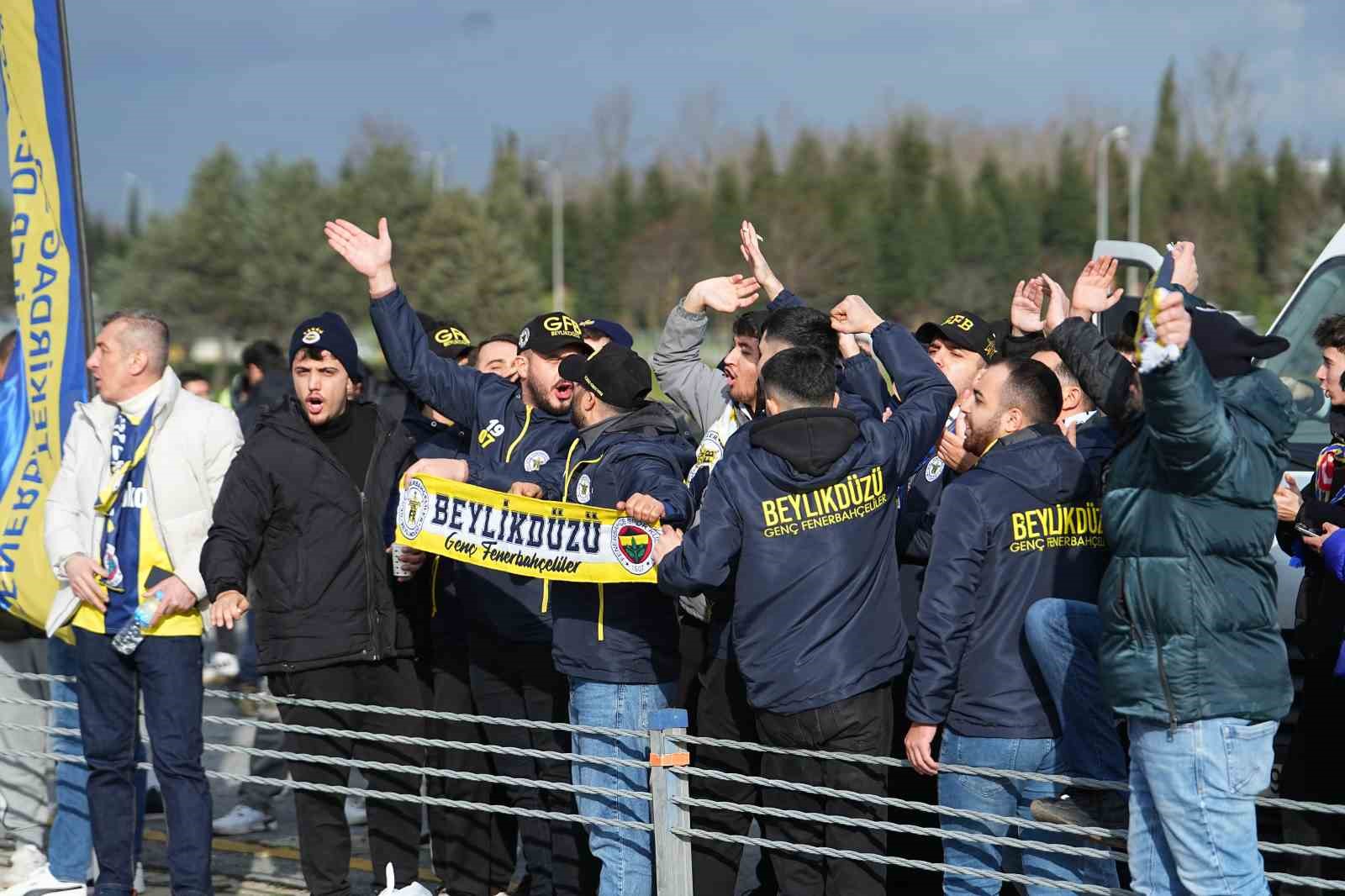 Fenerbahçeli taraftarlar Süper Kupa finali için stada geldi
