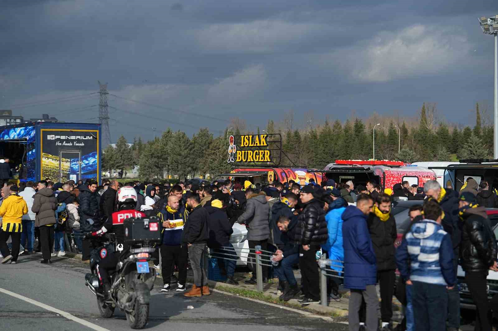 Fenerbahçeli taraftarlar Süper Kupa finali için stada geldi
