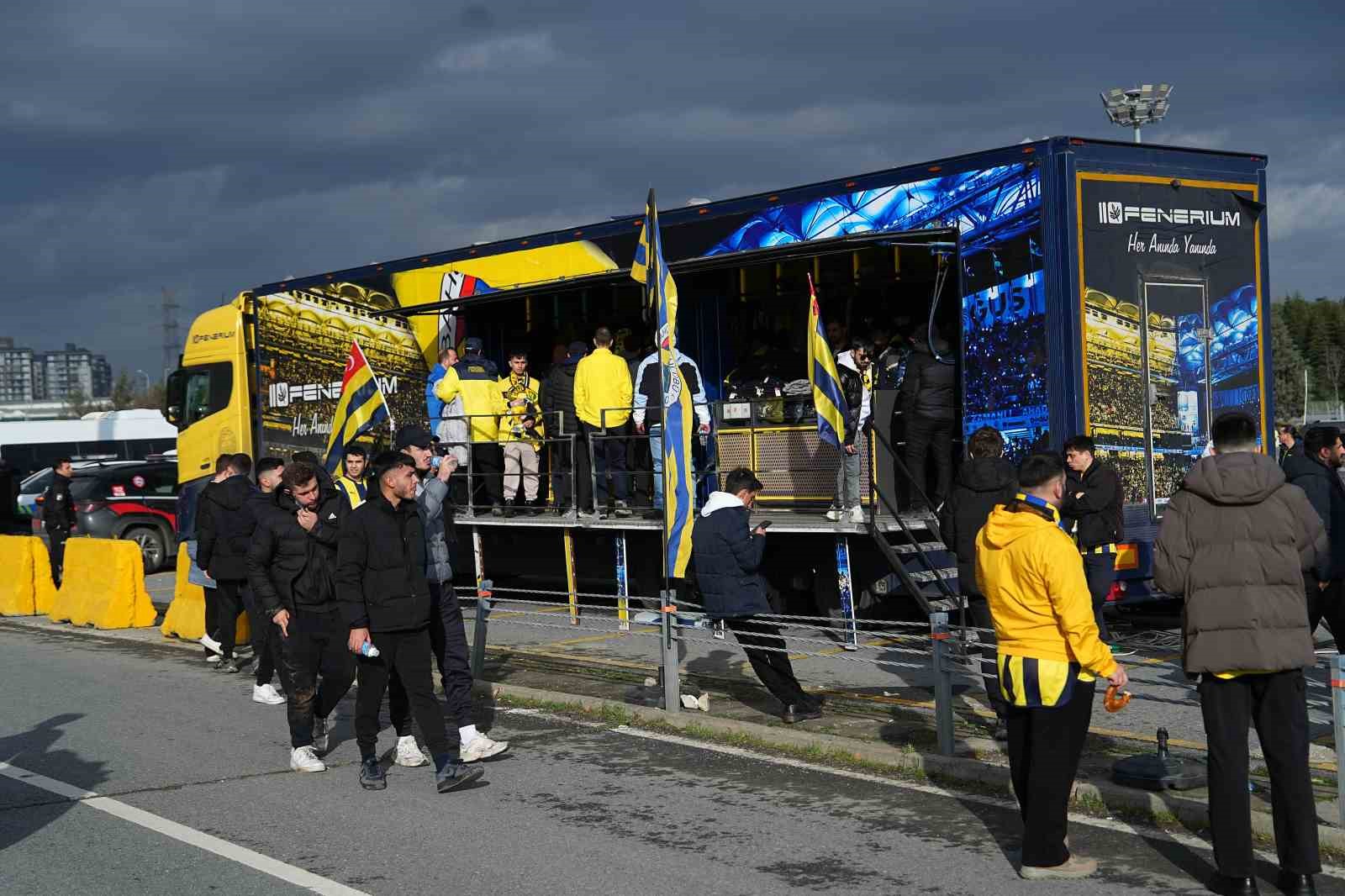 Fenerbahçeli taraftarlar Süper Kupa finali için stada geldi

