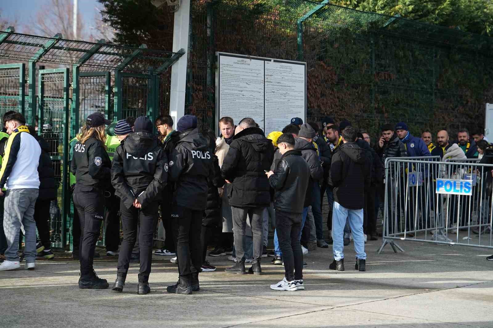 Fenerbahçeli taraftarlar Süper Kupa finali için stada geldi
