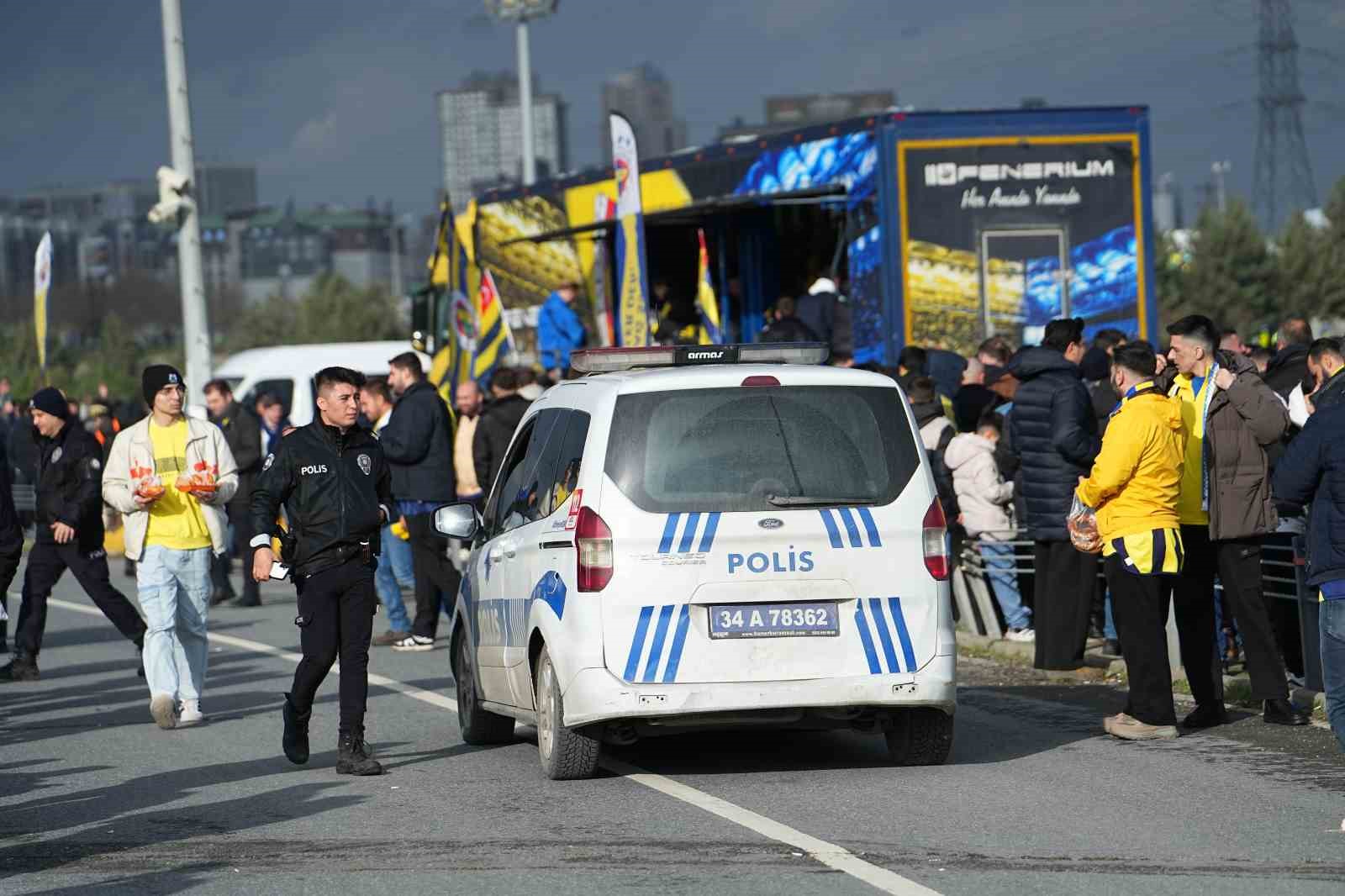 Fenerbahçeli taraftarlar Süper Kupa finali için stada geldi
