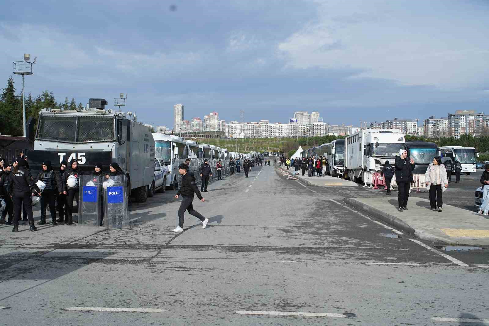 Fenerbahçeli taraftarlar Süper Kupa finali için stada geldi
