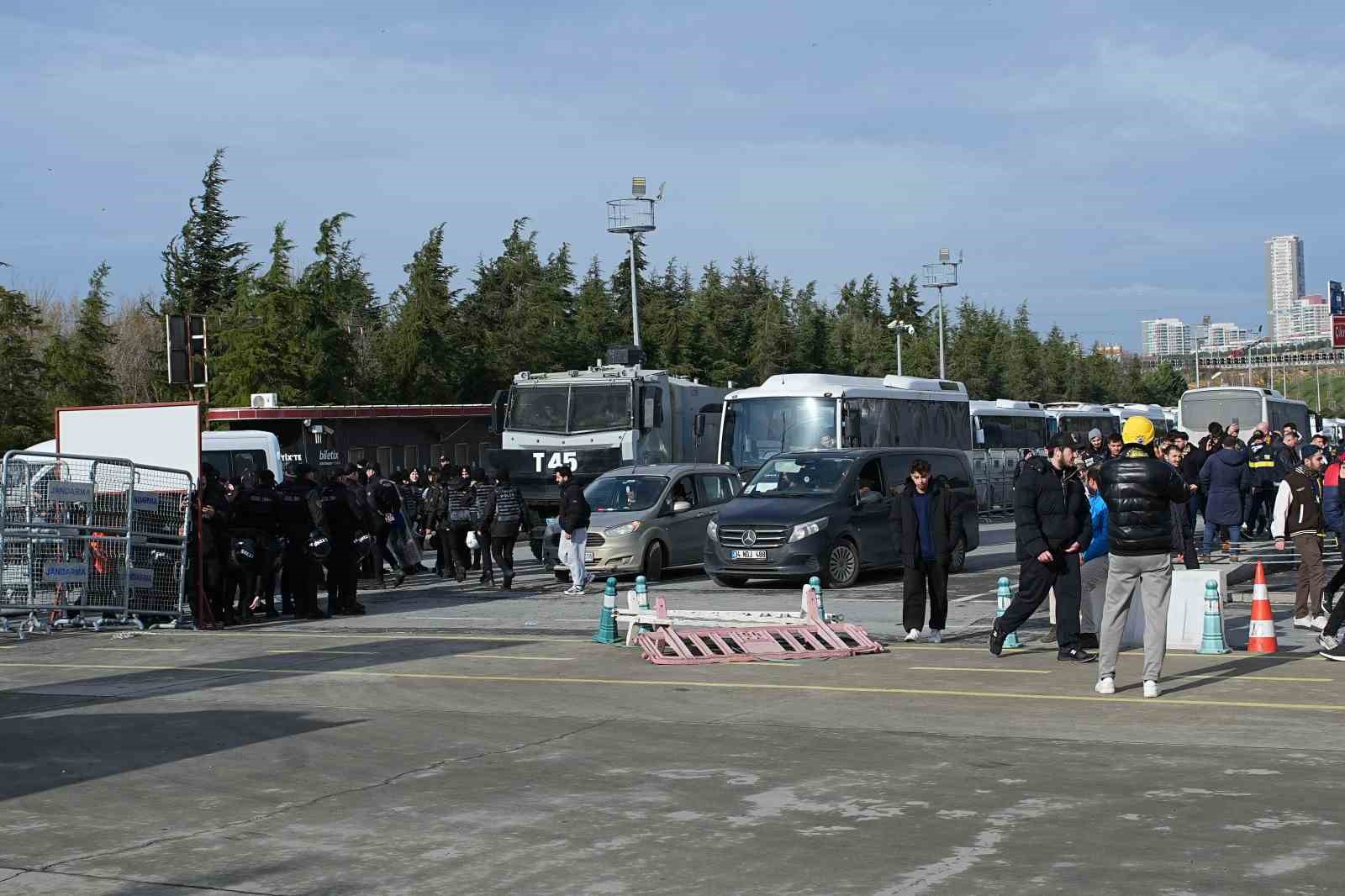 Fenerbahçeli taraftarlar Süper Kupa finali için stada geldi
