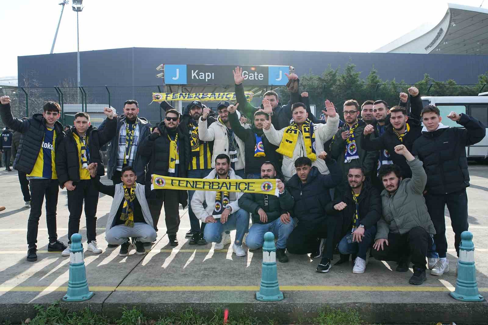 Fenerbahçeli taraftarlar Süper Kupa finali için stada geldi
