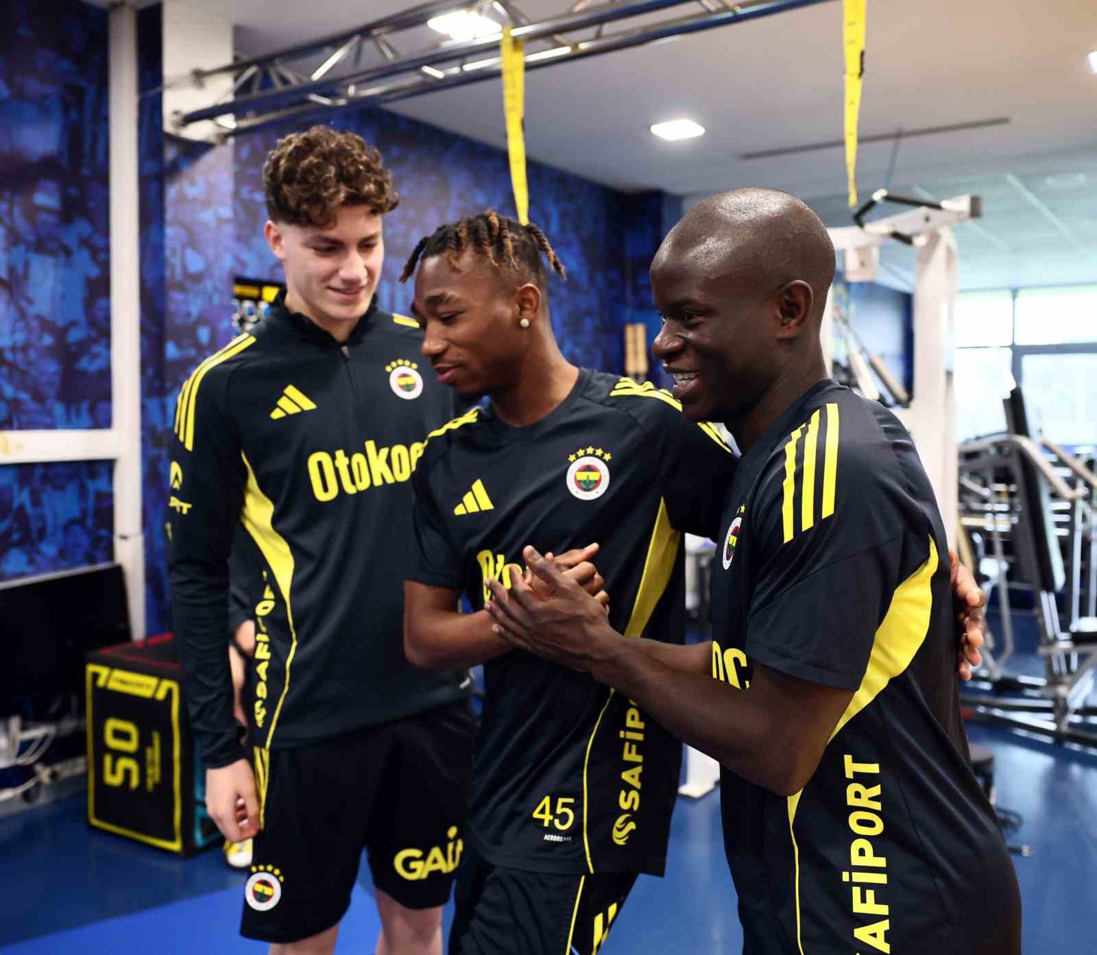 Fenerbahçe’nin yeni transferi N’Golo Kante, tesisleri gezdi ve ilk antrenmanını yaptı
