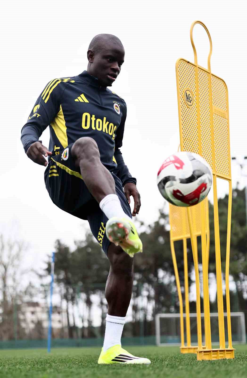 Fenerbahçe’nin yeni transferi N’Golo Kante, tesisleri gezdi ve ilk antrenmanını yaptı

