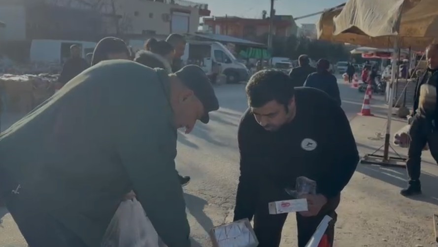 Ferdi Tayfur’un ölüm yıldönümünde lokum ve bisküvi dağıttı
