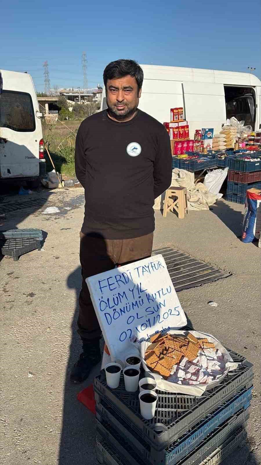 Ferdi Tayfur’un ölüm yıldönümünde lokum ve bisküvi dağıttı
