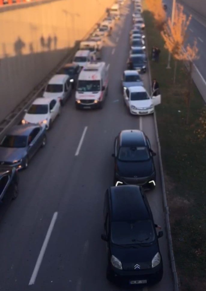 Fermuar sistemiyle ambulansa yol açtılar
