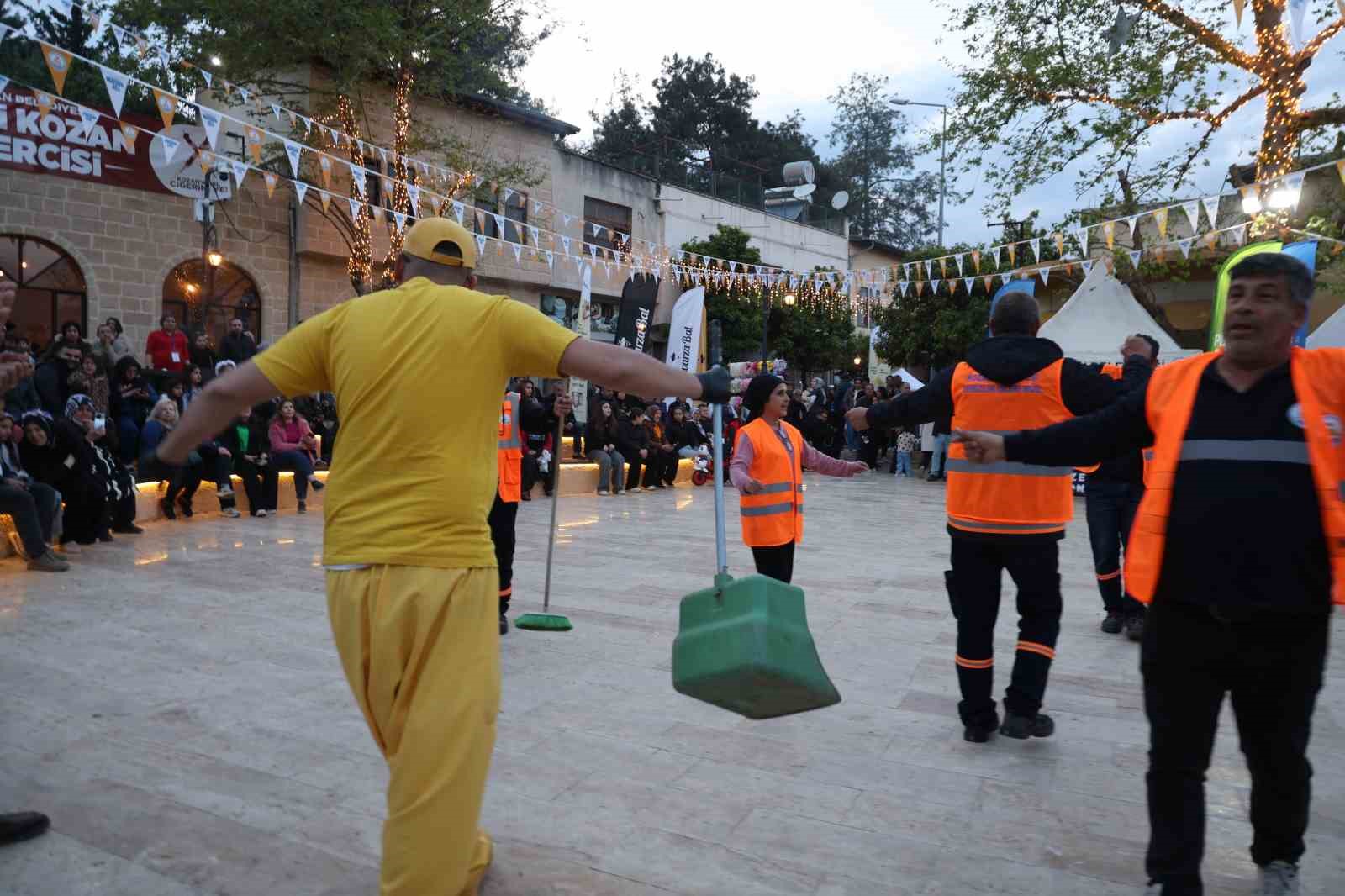 Festival alanını hem temizlediler hem eğlendiler

