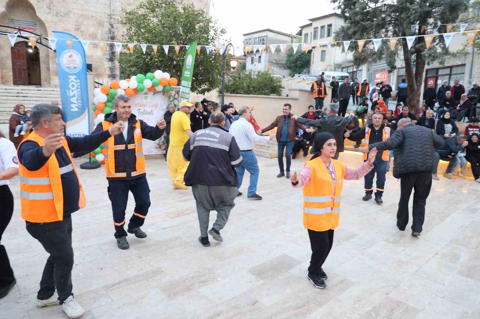 Festival alanını hem temizlediler hem eğlendiler
