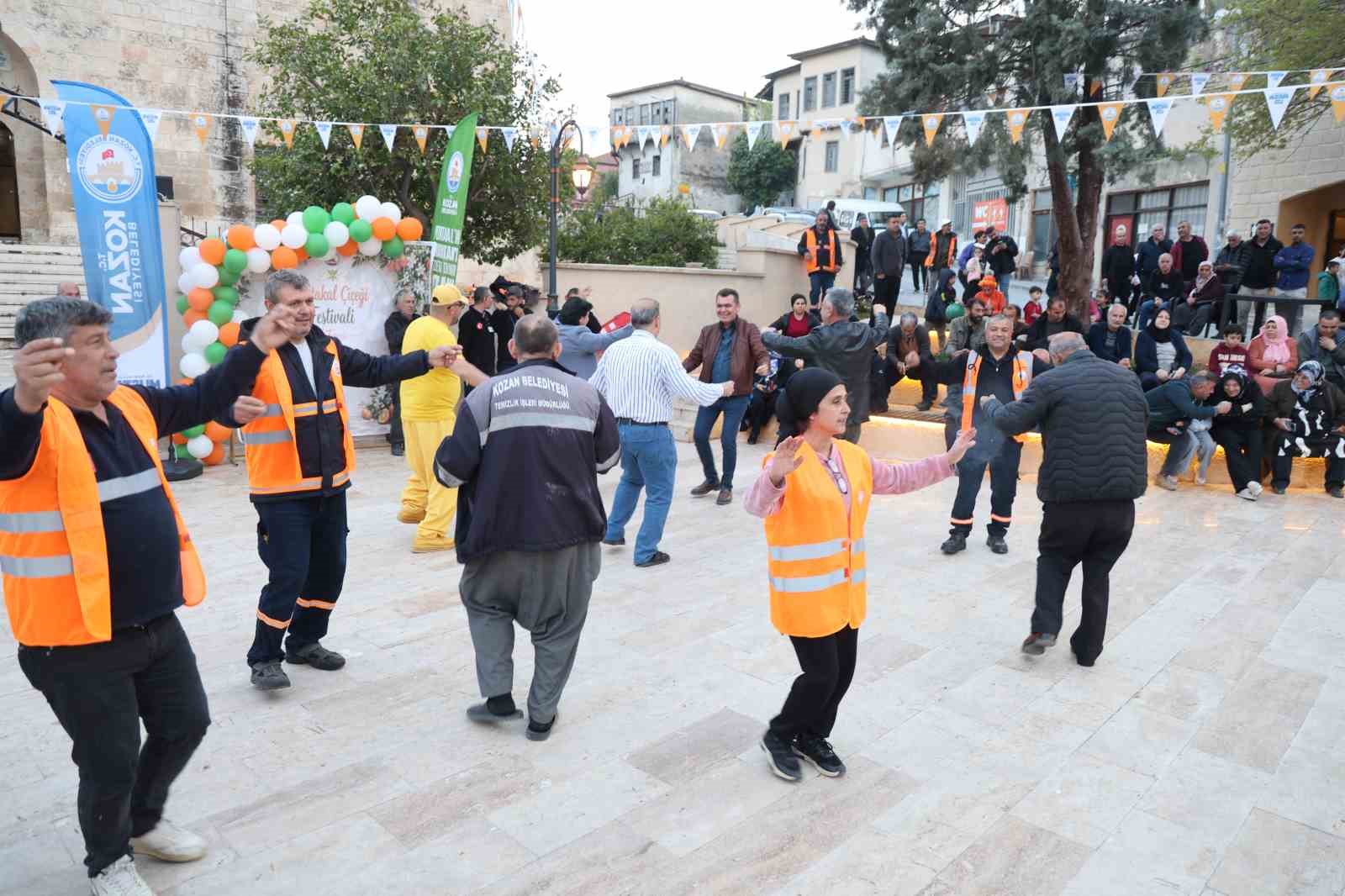Festival alanını hem temizlediler hem eğlendiler
