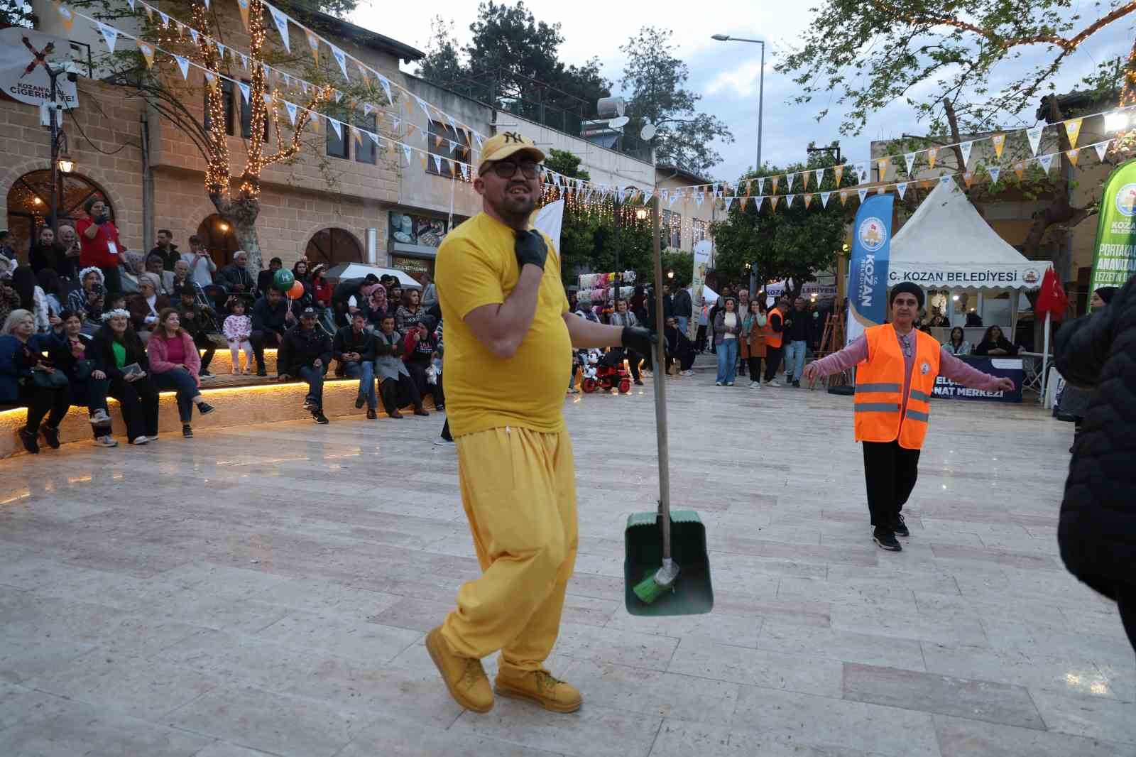 Festival alanını hem temizlediler hem eğlendiler
