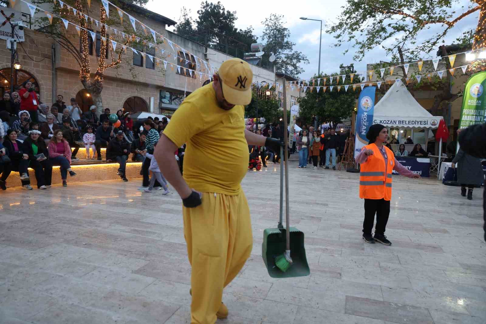 Festival alanını hem temizlediler hem eğlendiler
