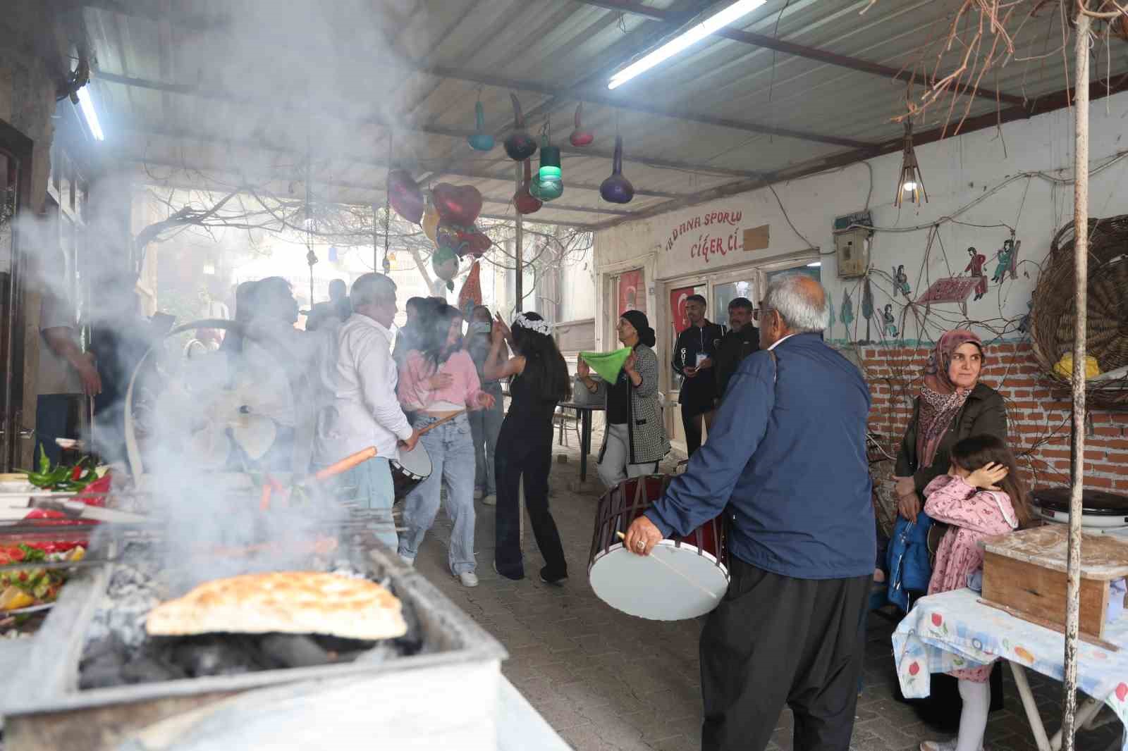Festivalde Osmanlı geleneği yaşatıldı, ciğer tezgahları davul zurna ile şenlendi
