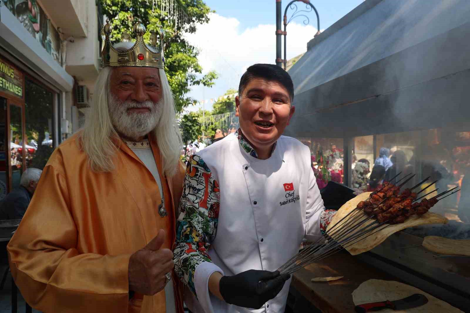 Festivalde Osmanlı geleneği yaşatıldı, ciğer tezgahları davul zurna ile şenlendi
