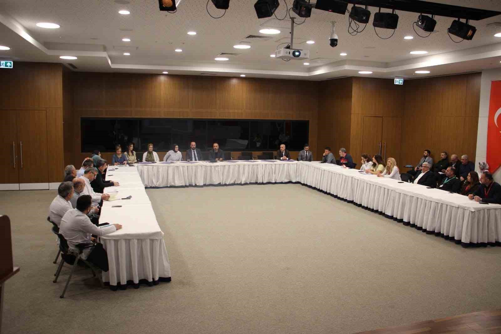 Fethi Sekin Şehir Hastanesi’nde çalışanların memnuniyeti ele alındı
