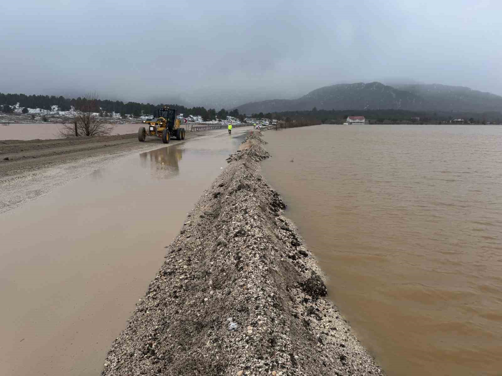 Fethiye - Antalya kara yolunda su baskını: "Ulaşım kontrollü sağlanıyor"
