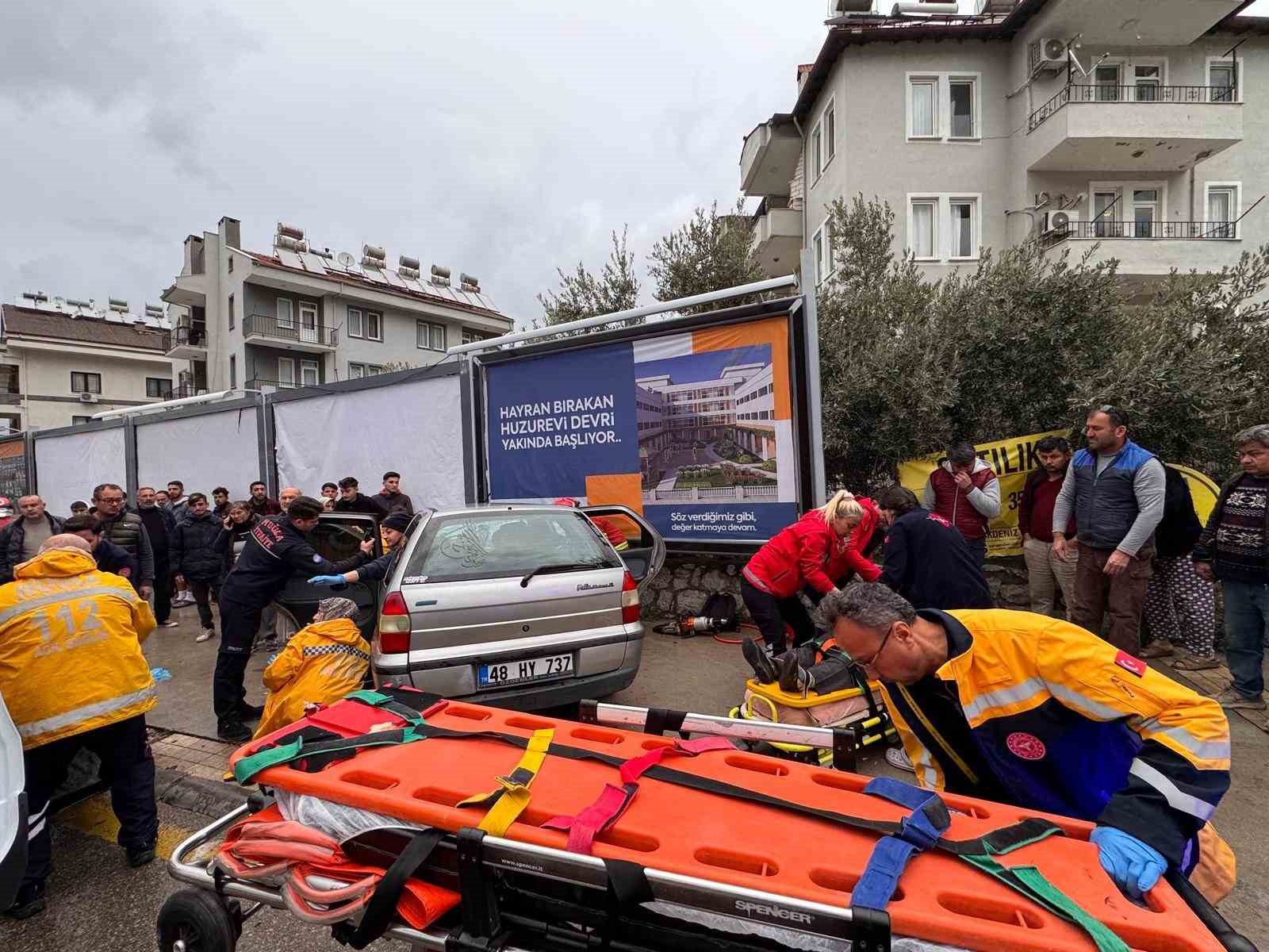 Fethiye’de Duvara Çarpan Otomobildeki 1 Kişi Hayatını Kaybetti, 2 Kişi Yaralandı
