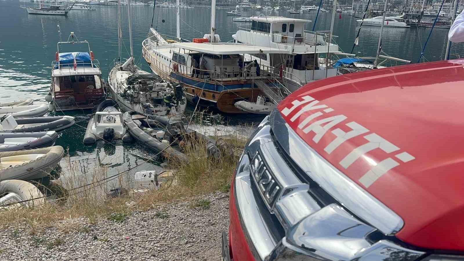 Fethiye’de göçmen kaçakçılığı yapılan tekne yandı
