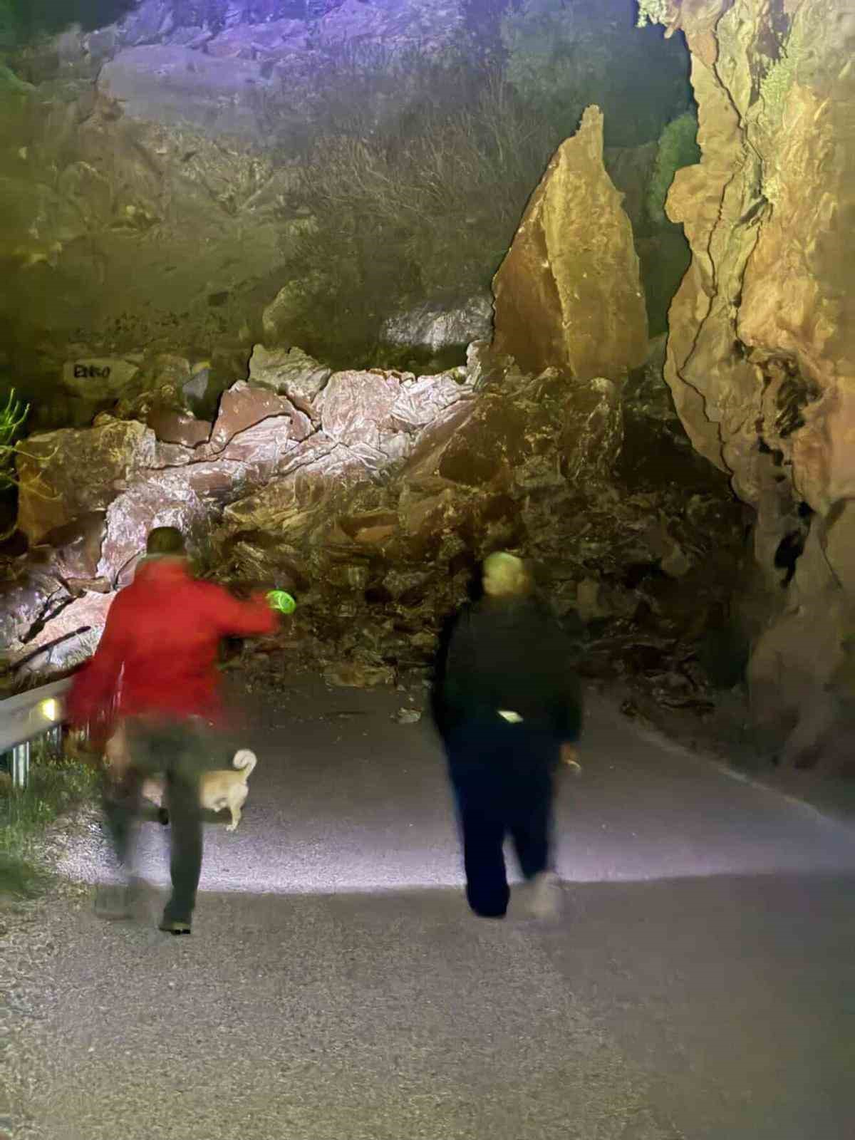 Fethiye’de kaya düşmesi sonucu Faralya yolu ulaşıma kapandı
