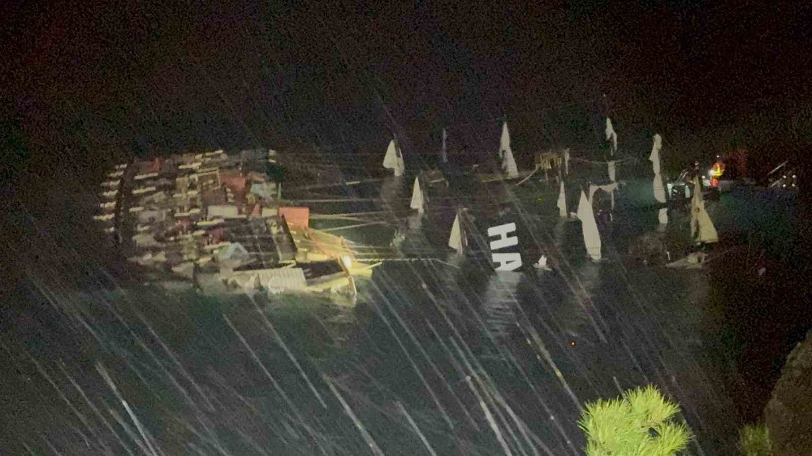 Fethiye’de kayalıklara çarparak batan teknedeki 6 kişi kurtarıldı, 1 kişi kayıp
