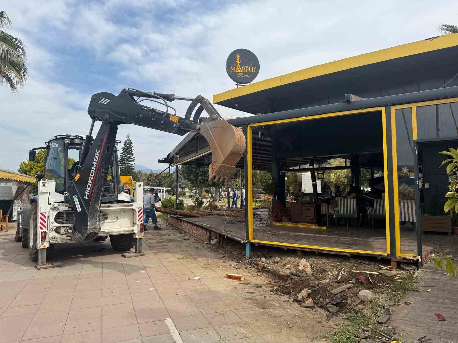 Fethiye’de sahil bandında kaçak yapılar yıkılıyor
