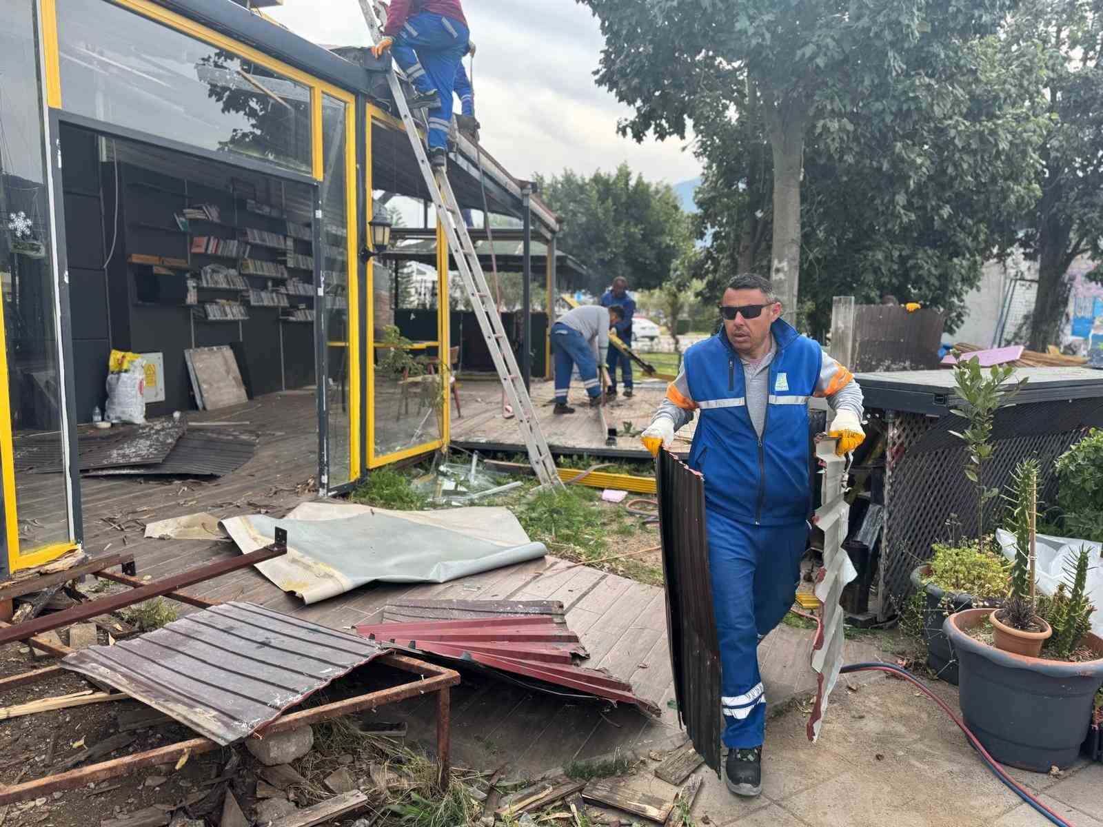 Fethiye’de sahil bandında kaçak yapılar yıkılıyor
