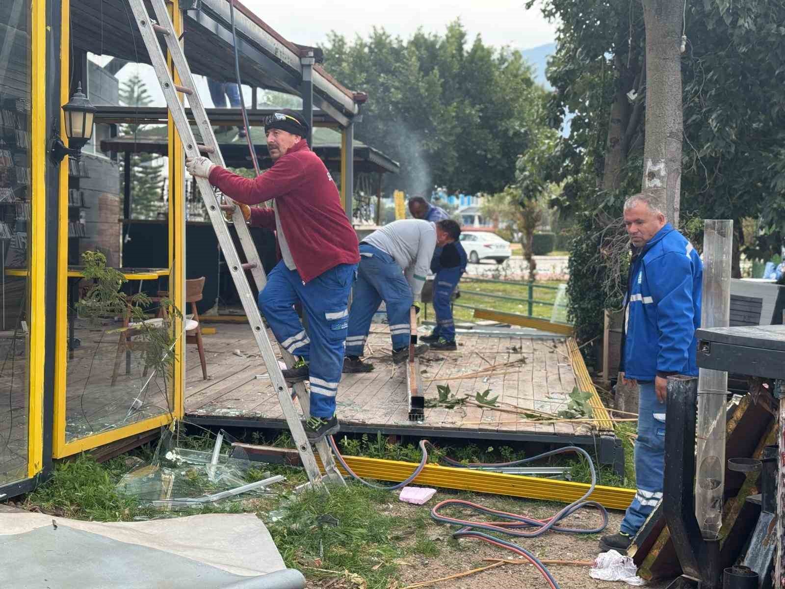 Fethiye’de sahil bandında kaçak yapılar yıkılıyor
