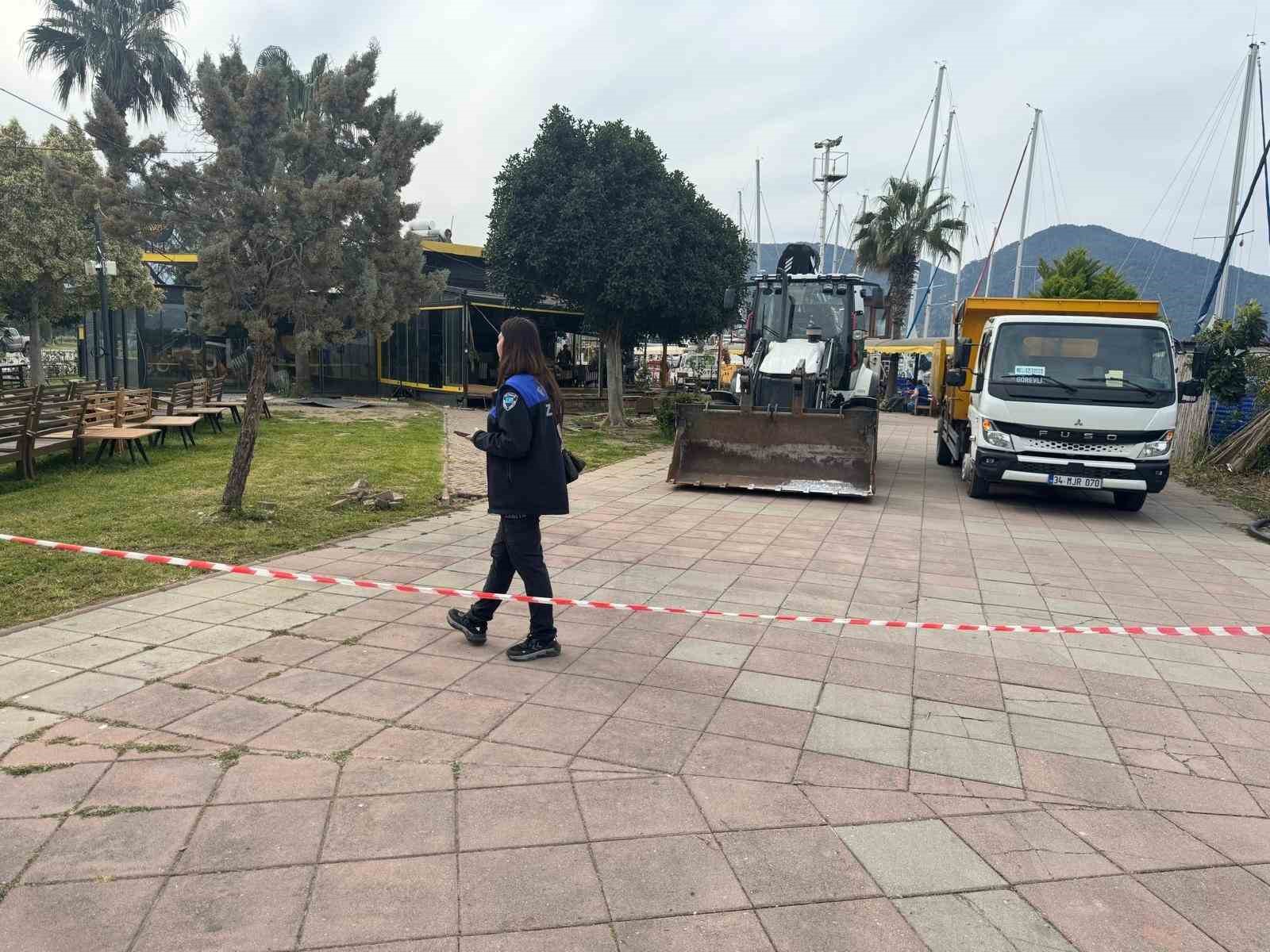 Fethiye’de sahil bandında kaçak yapılar yıkılıyor
