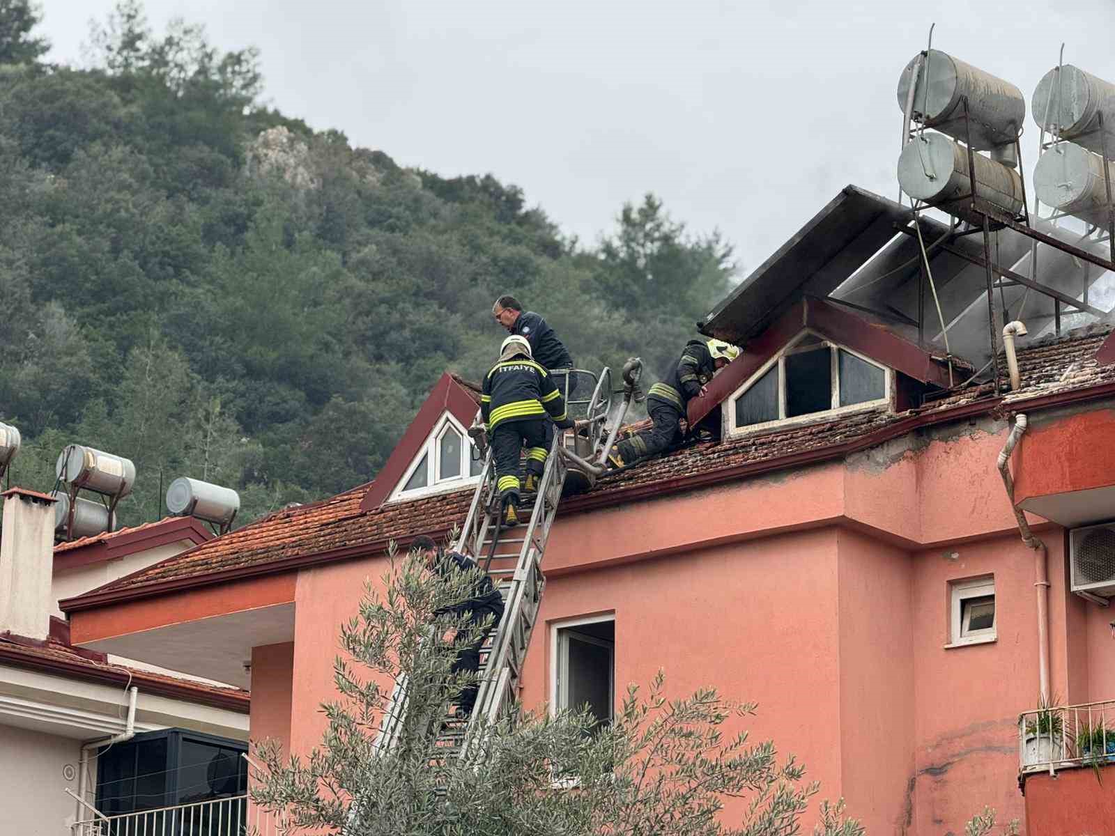 Fethiye’de üç katlı evin çatı katı alevlere teslim oldu
