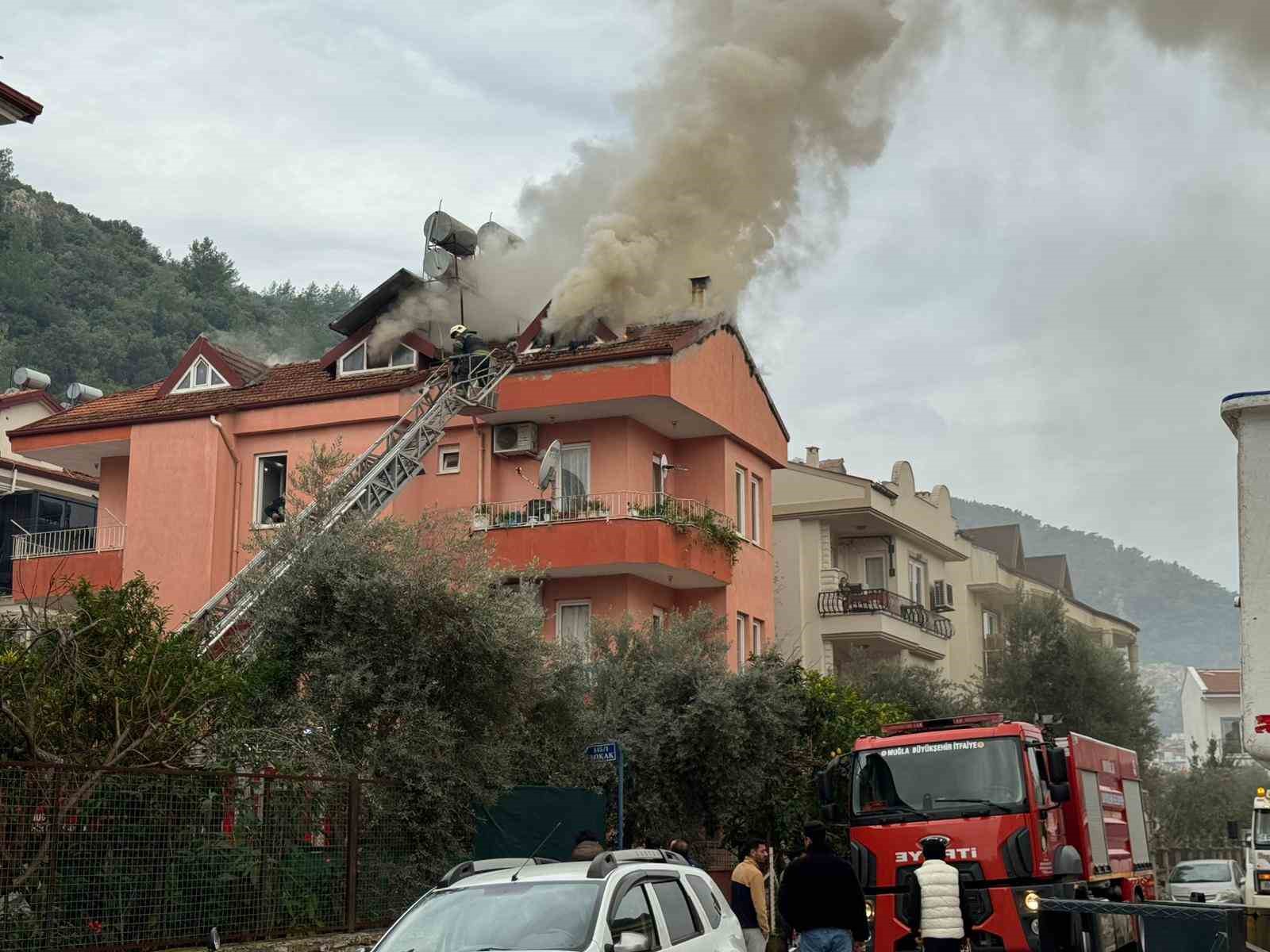 Fethiye’de üç katlı evin çatı katı alevlere teslim oldu
