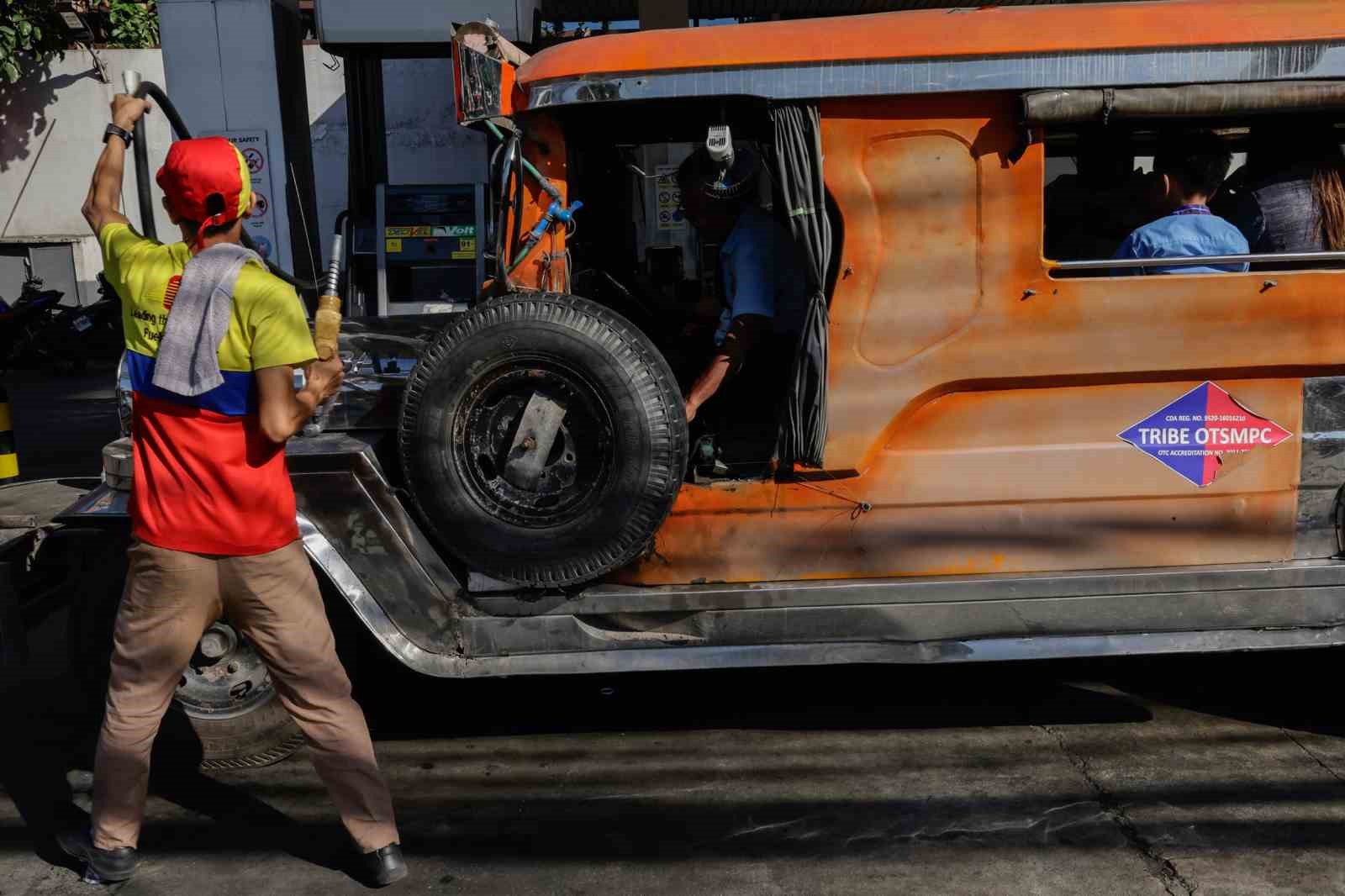 Filipinler’de ulaşım sendikaları artan yakıt fiyatlarına karşı iş bıraktı
