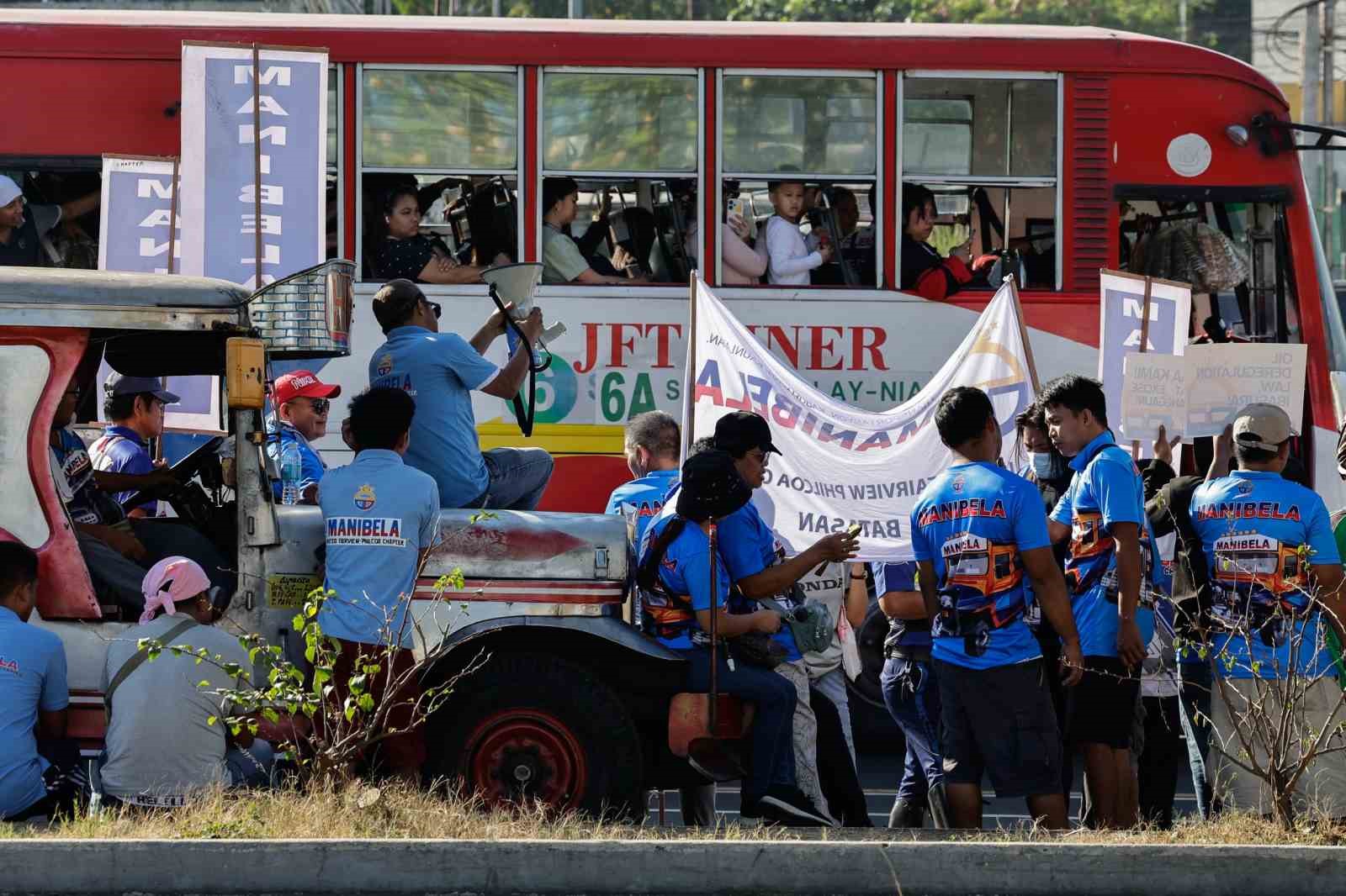 Filipinler’de ulaşım sendikaları artan yakıt fiyatlarına karşı iş bıraktı
