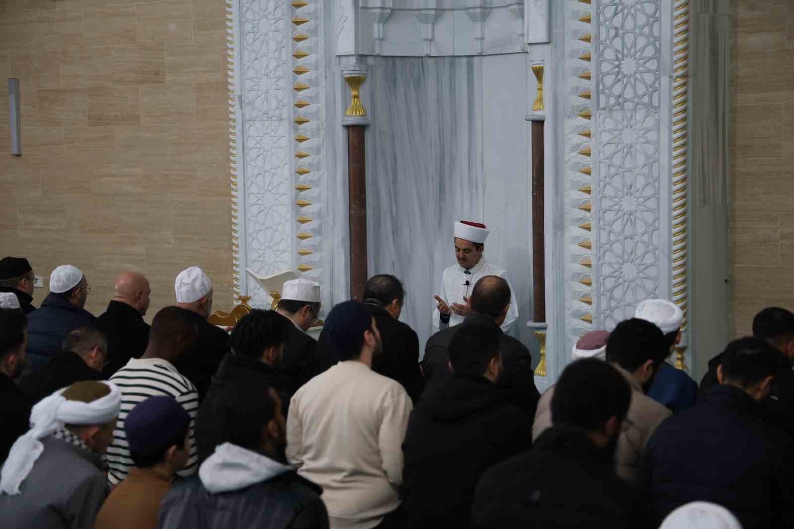 Filistinli öğrencinin şehit edilen ailesi için gıyabi cenaze namazı kılındı
