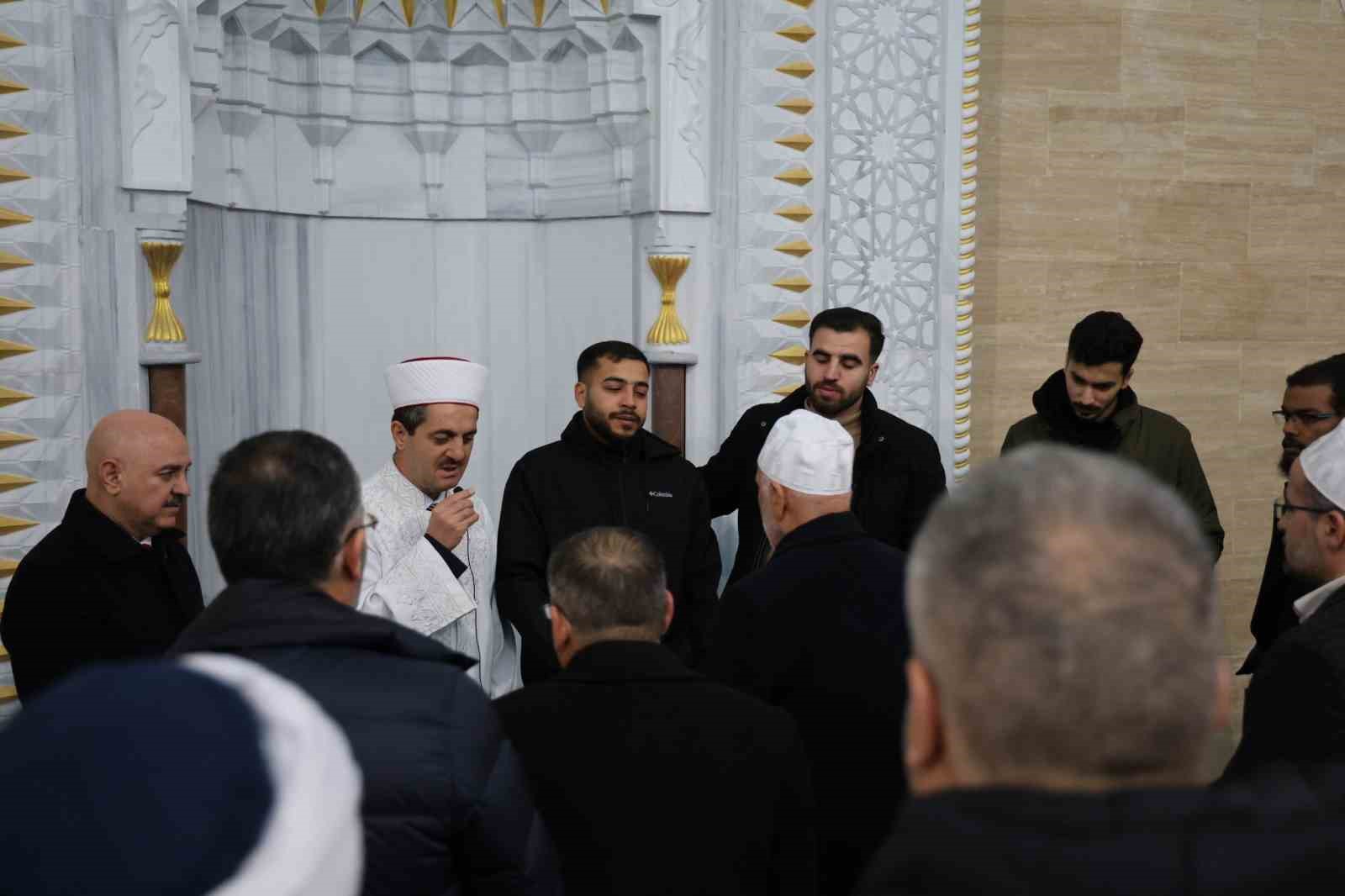 Filistinli öğrencinin şehit edilen ailesi için gıyabi cenaze namazı kılındı
