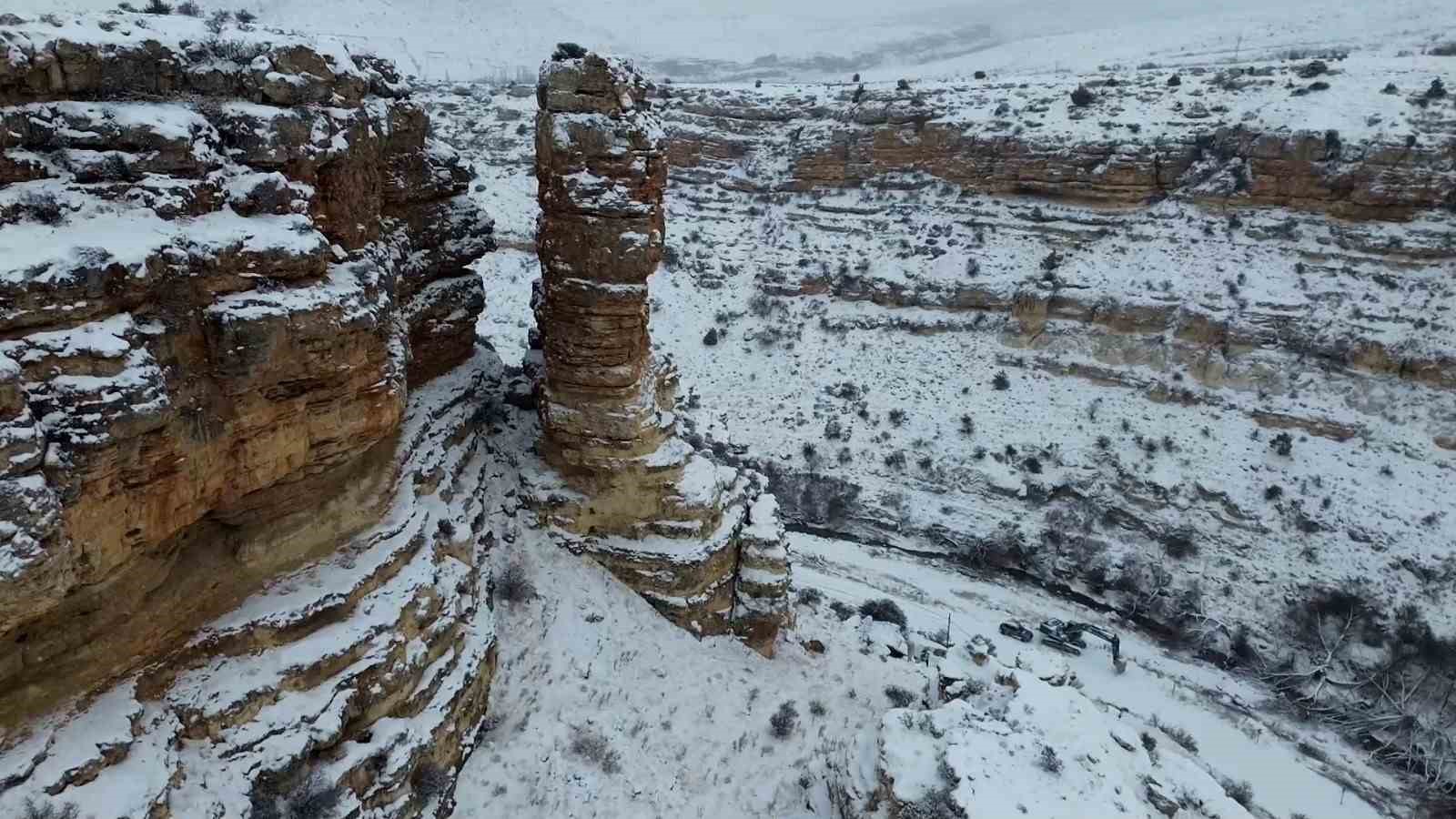Film ve belgesellerin çekildiği Taşkale köyü kar yağışı sonrası kartpostallık görüntüler oluşturdu
