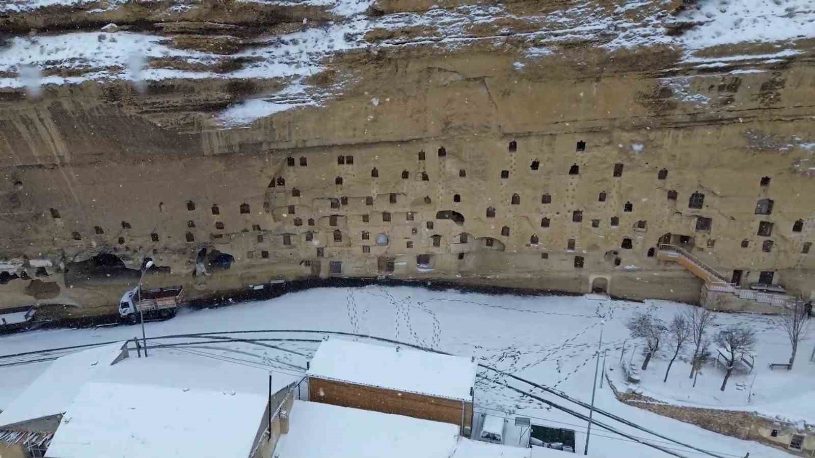 Film ve belgesellerin çekildiği Taşkale köyü kar yağışı sonrası kartpostallık görüntüler oluşturdu
