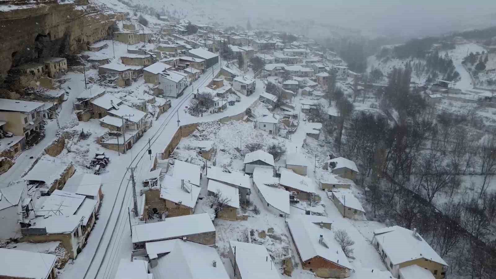 Film ve belgesellerin çekildiği Taşkale köyü kar yağışı sonrası kartpostallık görüntüler oluşturdu

