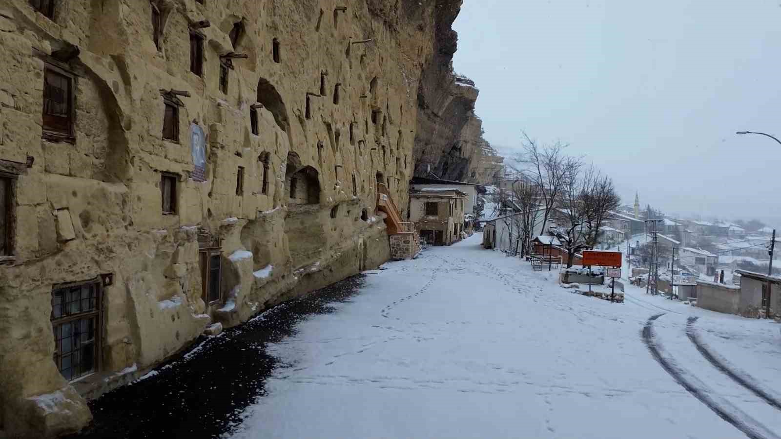 Film ve belgesellerin çekildiği Taşkale köyü kar yağışı sonrası kartpostallık görüntüler oluşturdu
