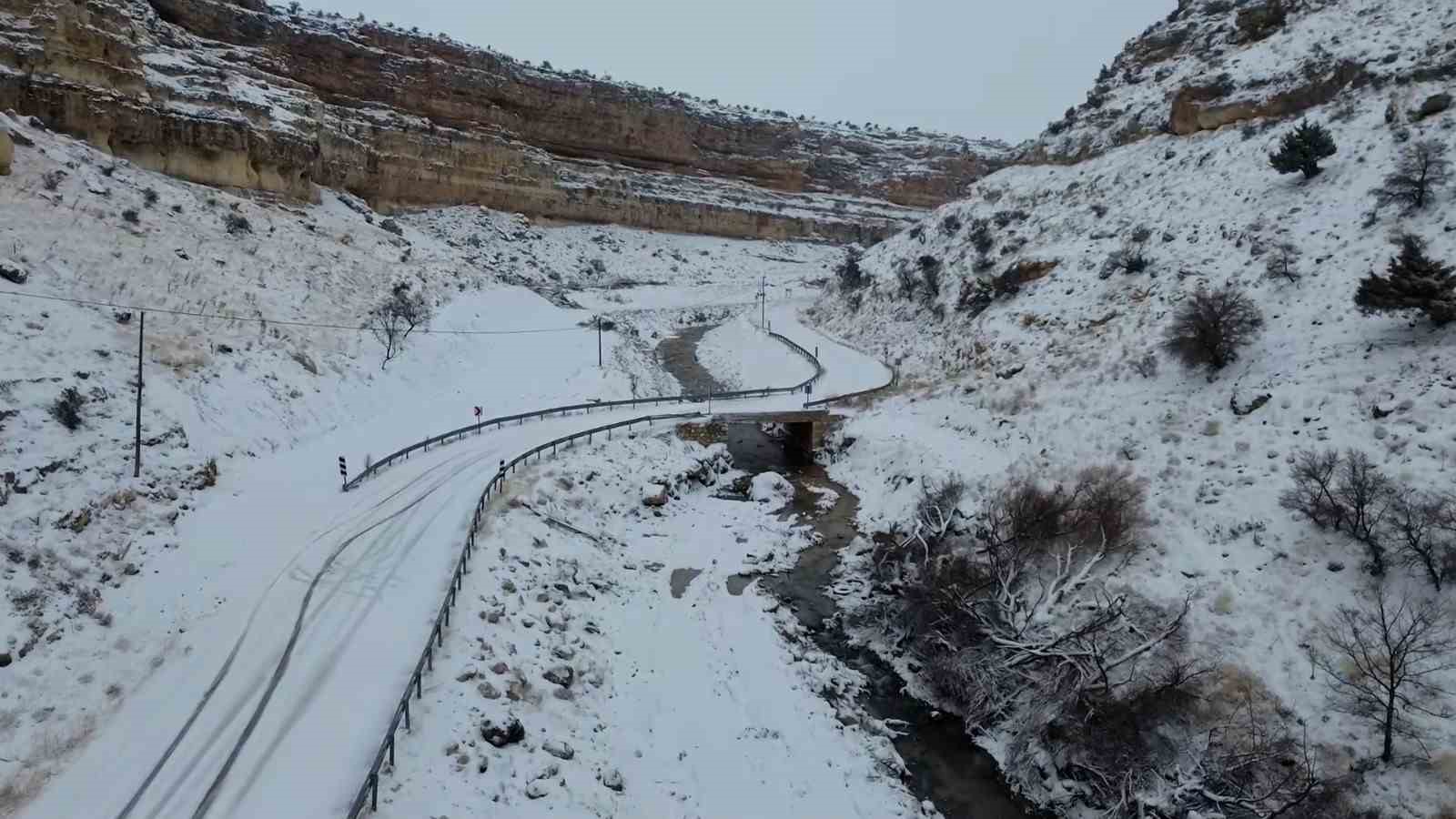 Film ve belgesellerin çekildiği Taşkale köyü kar yağışı sonrası kartpostallık görüntüler oluşturdu
