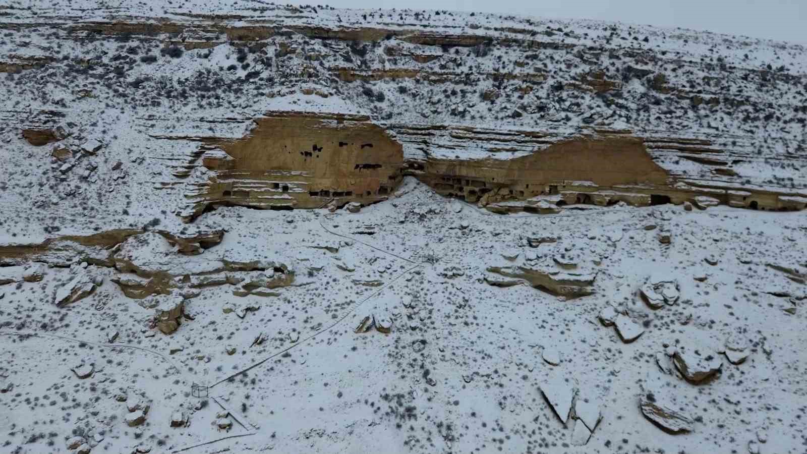 Film ve belgesellerin çekildiği Taşkale köyü kar yağışı sonrası kartpostallık görüntüler oluşturdu
