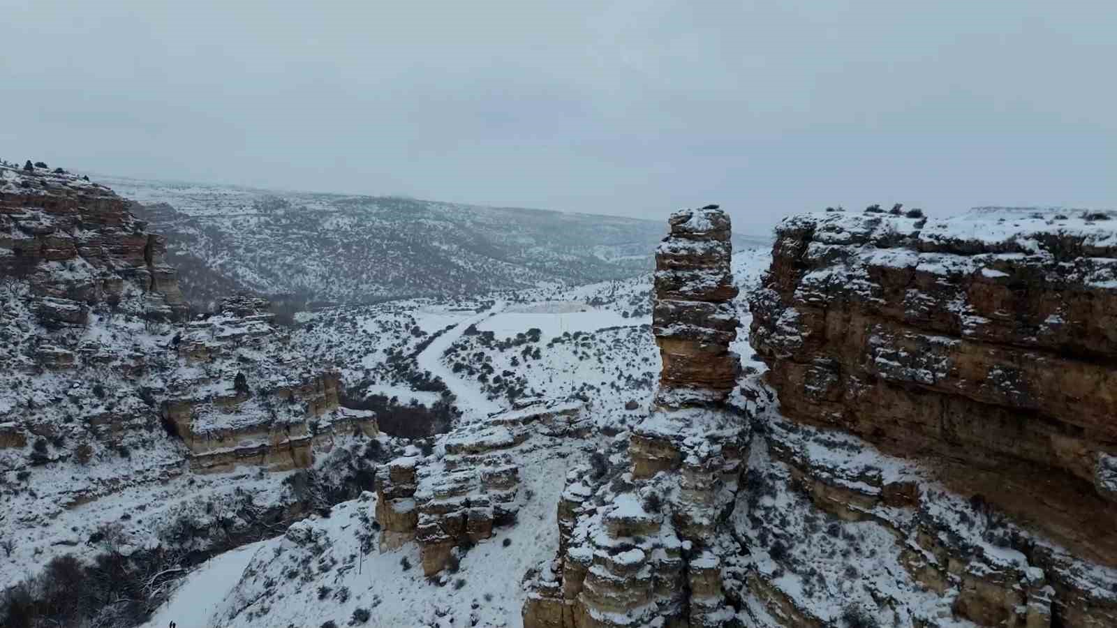 Film ve belgesellerin çekildiği Taşkale köyü kar yağışı sonrası kartpostallık görüntüler oluşturdu
