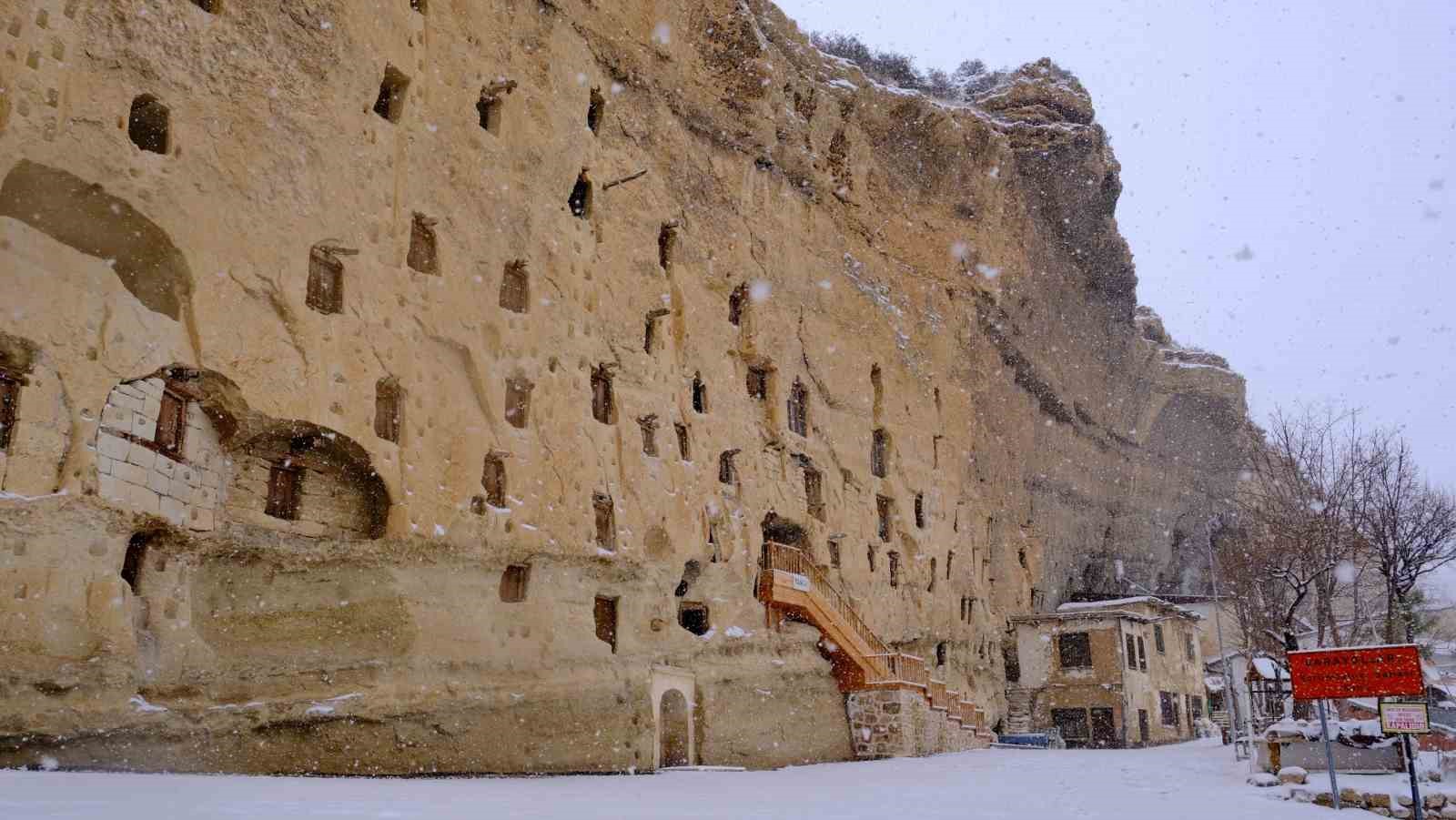 Film ve belgesellerin çekildiği Taşkale köyü kar yağışı sonrası kartpostallık görüntüler oluşturdu
